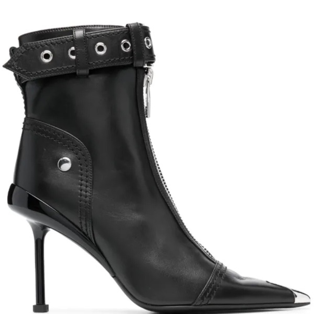 Alexander McQueen
buckle-fastening leather ankle boots NWOT